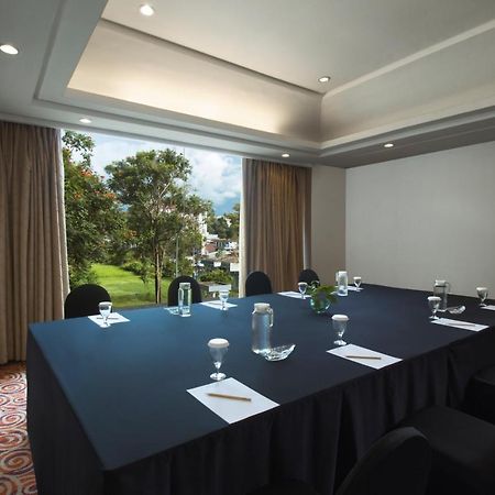 Aston Manado Hotel Buitenkant foto