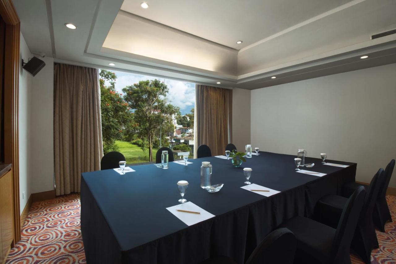 Aston Manado Hotel Buitenkant foto